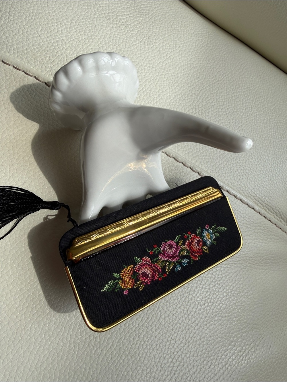 Vintage Black Floral Embroidered Compact Mirror and Comb Set - Picture 8 of 9